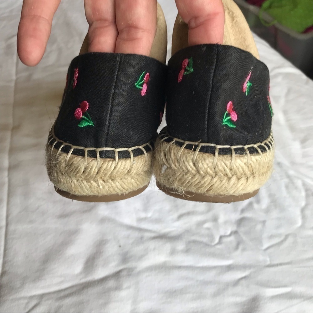 ANN Taylor embroidered fruit black Cherry linen blend espadrilles. - Picture 3 of 8